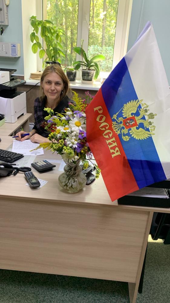 Сотрудники ЦЛАТИ по Кемеровской области раздали ленты в цветах  российского триколора на улицах