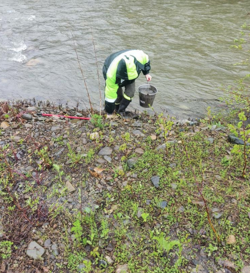 Специалисты ЦЛАТИ по Кемеровской области отобрали пробы воды в р. Талановка